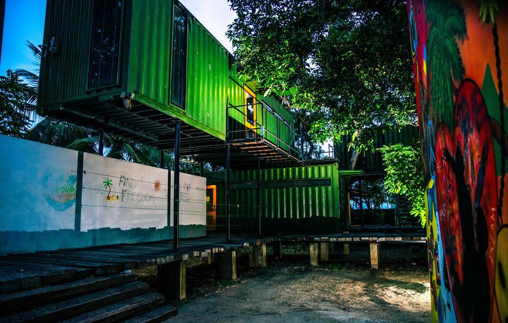 Hangover Hostels @ Colombo Intl Airport Katunayaka Exterior photo