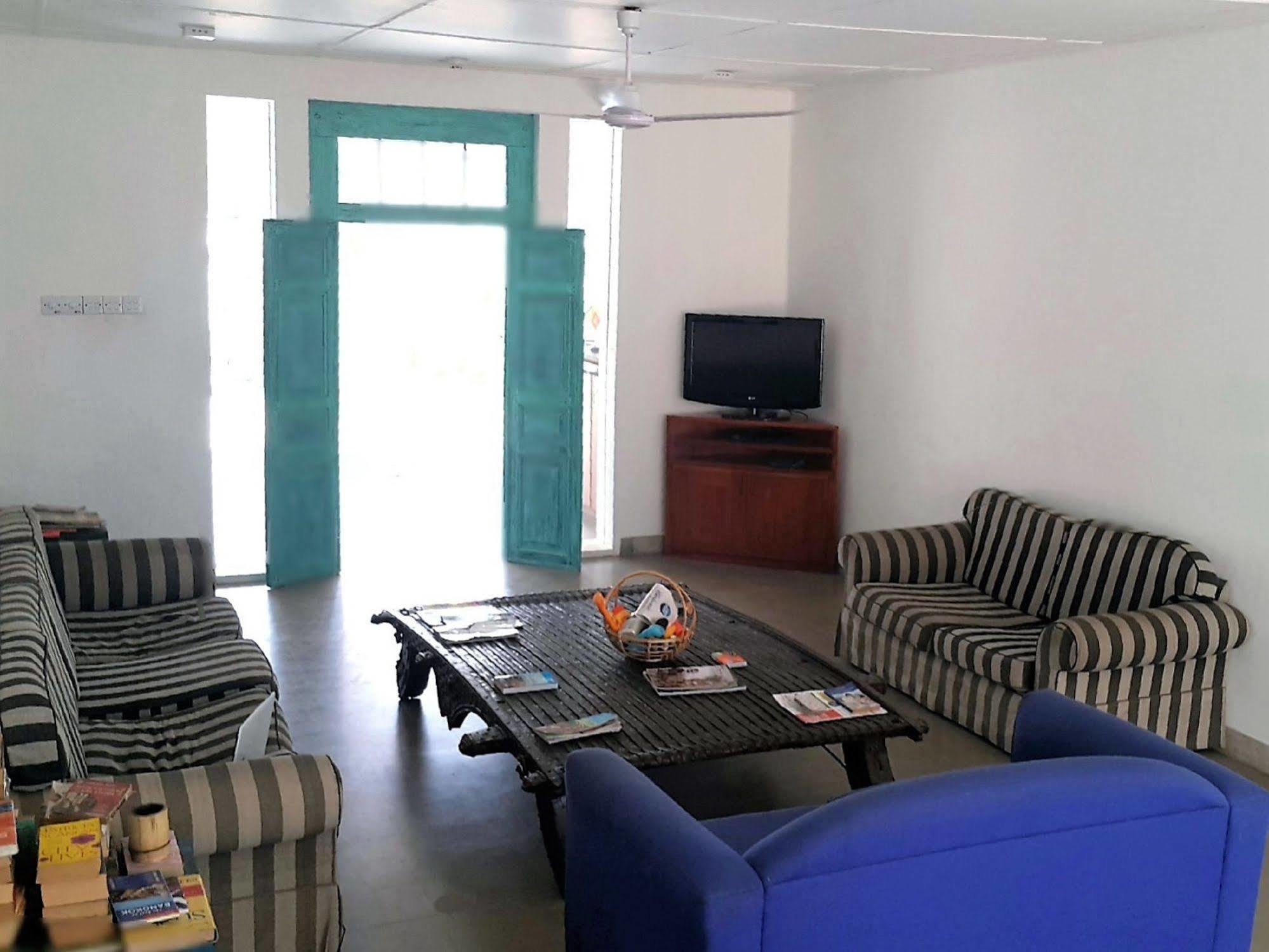 Hangover Hostels @ Colombo Intl Airport Katunayaka Exterior photo
