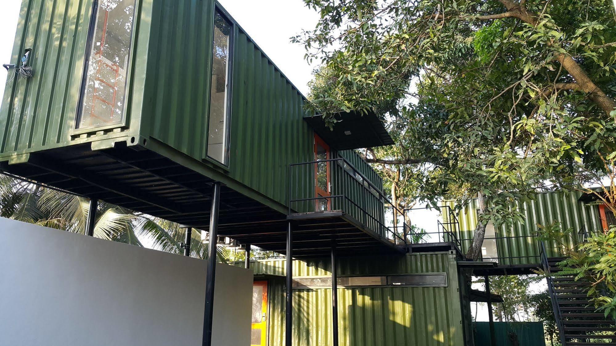 Hangover Hostels @ Colombo Intl Airport Katunayaka Exterior photo